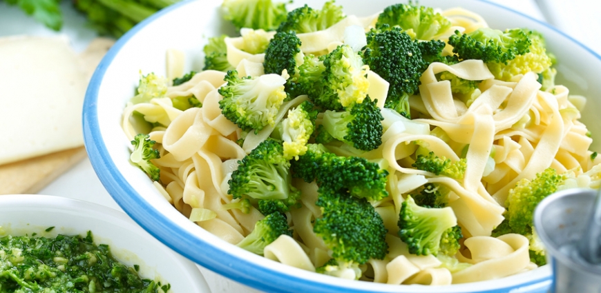 Tagliatelles au brocoli et pesto de persil au Manchego