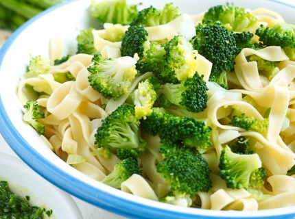 Tagliatelles au brocoli et pesto de persil au Manchego