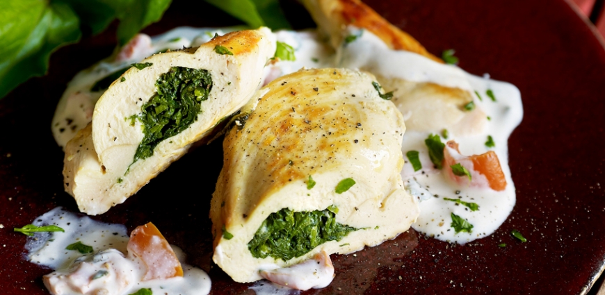 Filets de poulet farcis au cresson, sauce au chèvre et aux tomates séchées