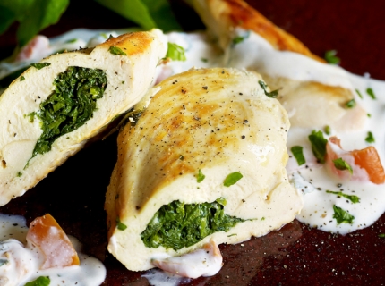 Filets de poulet farcis au cresson, sauce au chèvre et aux tomates séchées