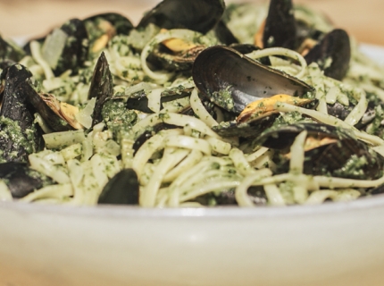 Moules aux herbes vertes et pâtes