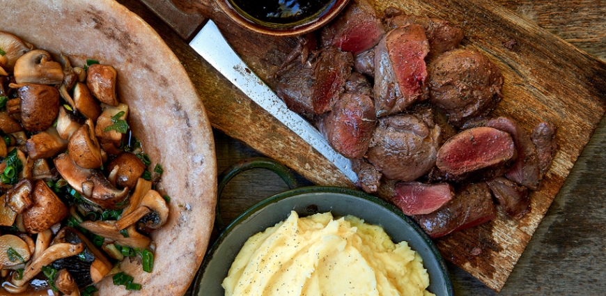 Filets de pigeon rôtis, sauce au vin rouge, champignons des bois et purée à l’ail