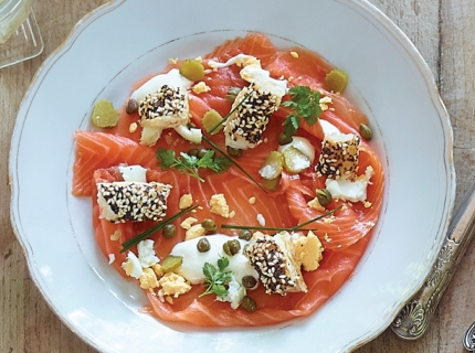 Saumon fumé et crème épaisse en tartare, feuilleté