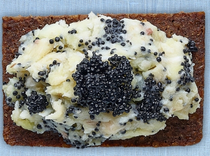 Rillettes de truite fumée aux pommes de terre, ail et oeufs de poisson