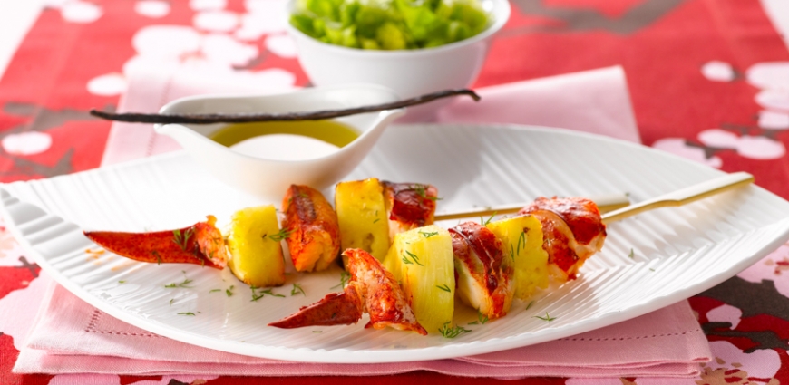 Petites brochettes de homard à l’ananas, vinaigrette à la vanille