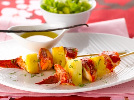 Petites brochettes de homard à l’ananas, vinaigrette à la vanille