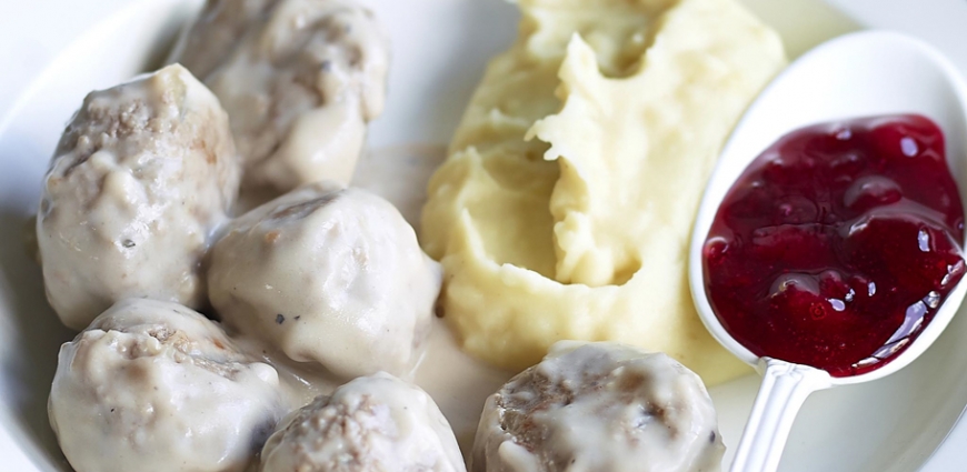 Köttbullar / Boulettes de viande avec de la purée et de la confiture d'airelles