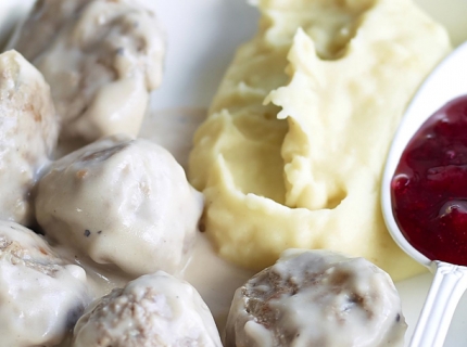 Köttbullar / Boulettes de viande avec de la purée et de la confiture d'airelles