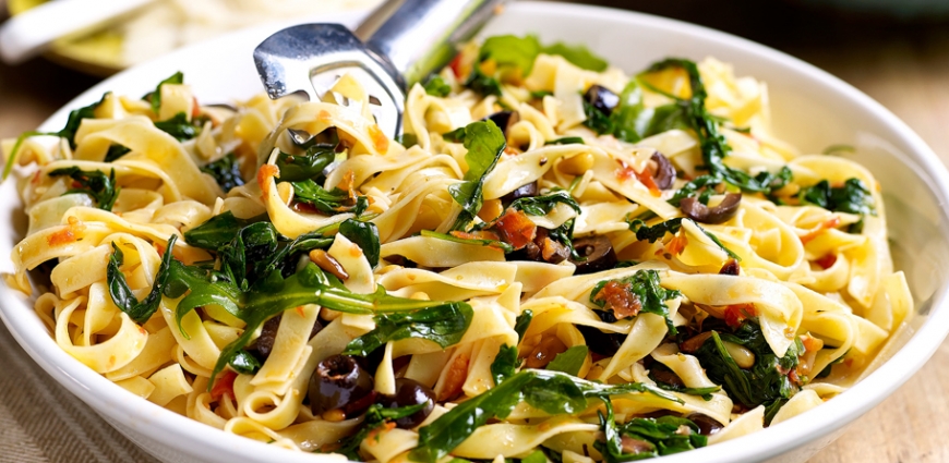 Tagliatelles à la roquette et aux tomates séchées