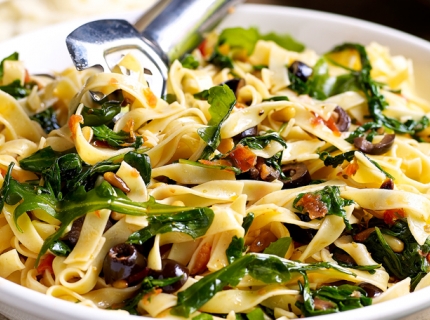 Tagliatelles à la roquette et aux tomates séchées