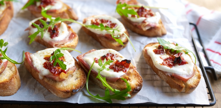 Crostinis au prosciutto, mozzarella et tomates séchées