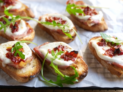 Crostinis au prosciutto, mozzarella et tomates séchées