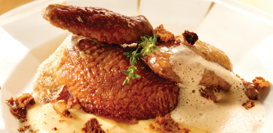 Pigeon farci, crumble au pain d’épices et sauce au foie gras, purée de pommes de terre