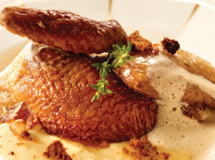 Pigeon farci, crumble au pain d’épices et sauce au foie gras, purée de pommes de terre