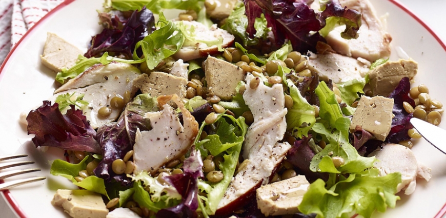 Salade d'effilochée de poulet rôti et pétales de foie gras