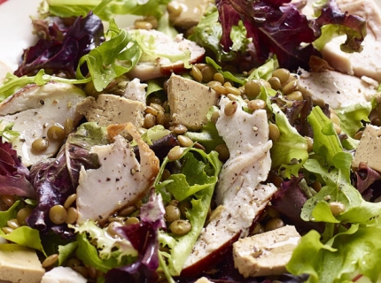 Salade d'effilochée de poulet rôti et pétales de foie gras