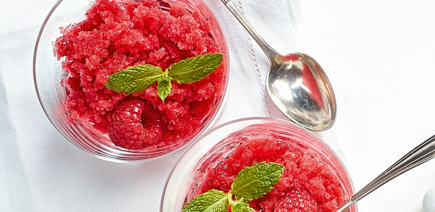 Granité au champagne, fraises et framboises