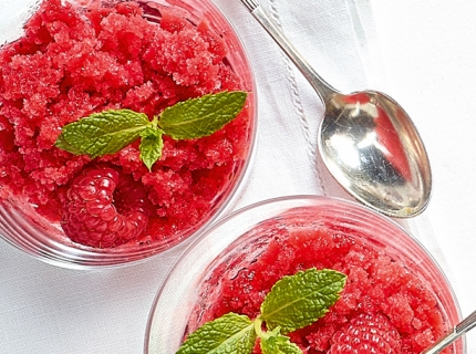 Granité au champagne, fraises et framboises