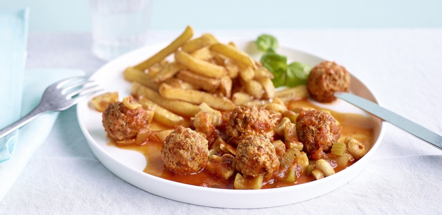 Boulettes végétariennes, sauce tomate et frites