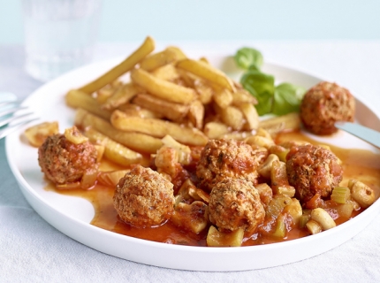 Boulettes végétariennes, sauce tomate et frites