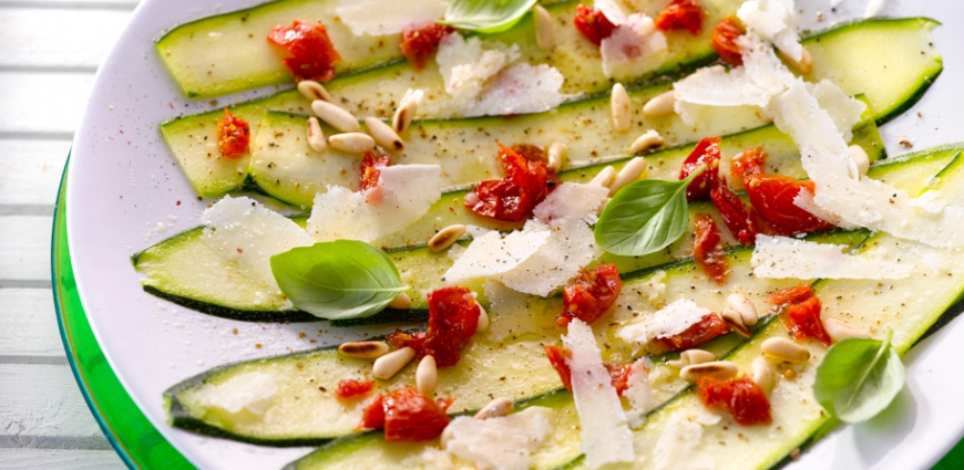 Carpaccio de courgettes aux radis, pignons et parmesan