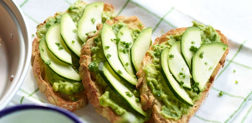 Bruschetta aux courgettes, avocat et wasabi