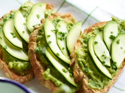 Bruschetta aux courgettes, avocat et wasabi