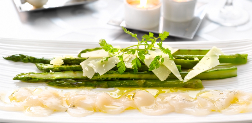 Asperges grillées et carpaccio de Saint-Jacques à l’huile de vanille