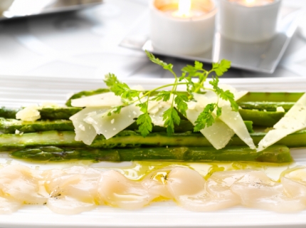 Asperges grillées et carpaccio de Saint-Jacques à l’huile de vanille