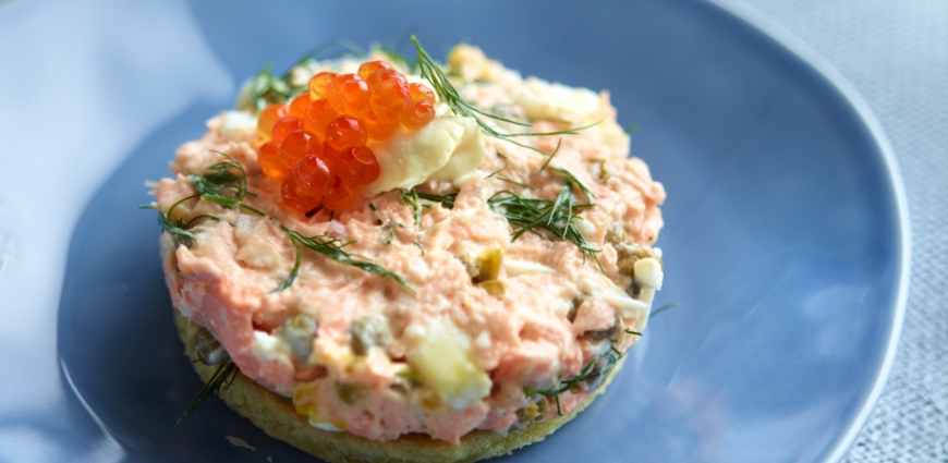 Mousse de saumon sur toast et garniture d’œufs de poisson fumés