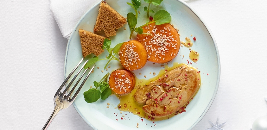 Foie gras poêlé au poivre rose et rondelles de butternut rôties au sésame