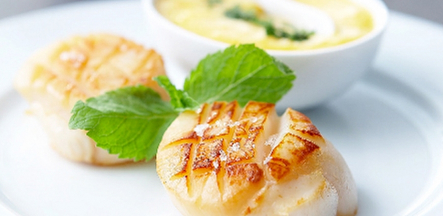 Noix de Saint-Jacques sautées au coulis de mangue