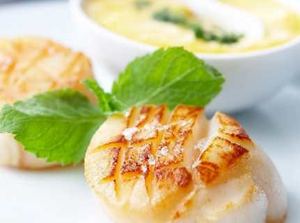 Noix de Saint-Jacques sautées au coulis de mangue