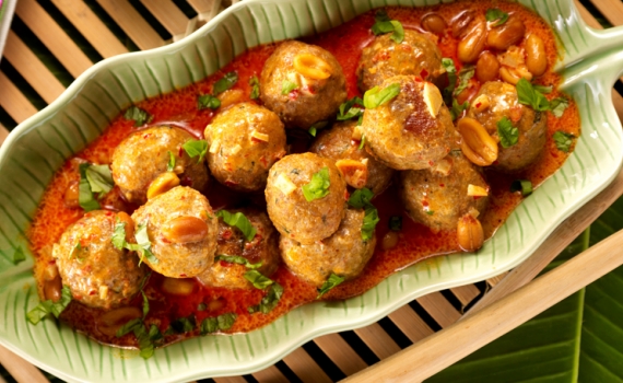 Boulettes de porc, sauce aux cacahuètes