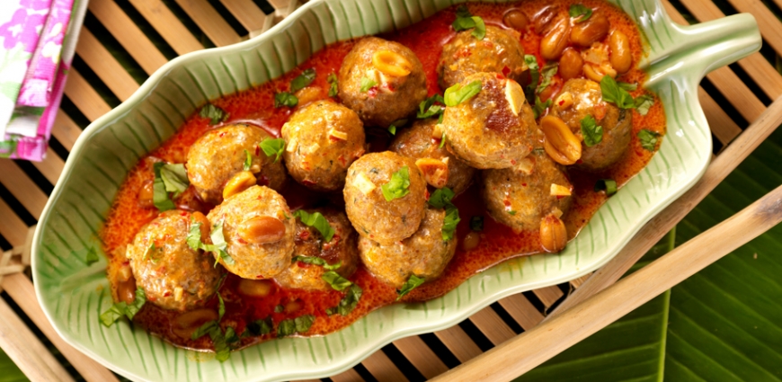 Boulettes de porc, sauce aux cacahuètes