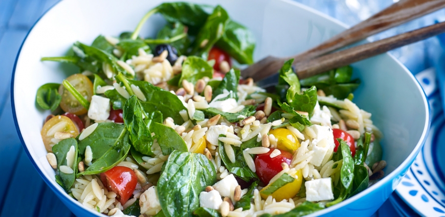 Salade de pâtes grecques aux épinards, féta, pignons de pin