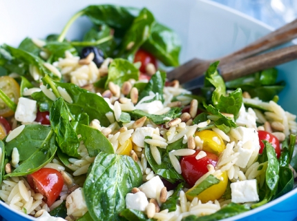 Salade de pâtes grecques aux épinards, féta, pignons de pin