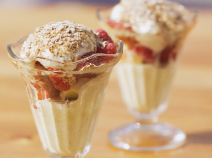 Glace vanille aux framboises, crème à la cardamome et flocons d’avoine grillés