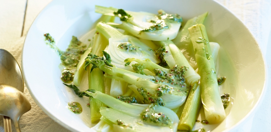 Jeunes poireaux et fenouils à la vinaigrette d’herbes