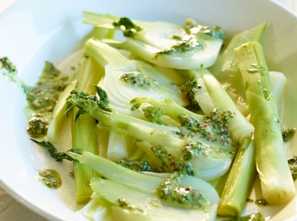 Jeunes poireaux et fenouils à la vinaigrette d’herbes