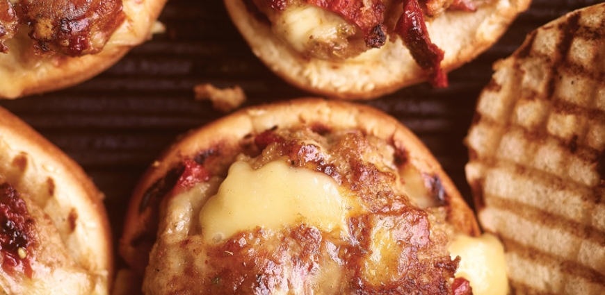 Hamburger au fromage à raclette