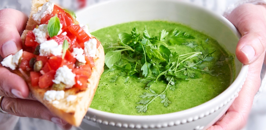 Soupe d’herbes avec une bruschetta tomate et fromage de chèvre