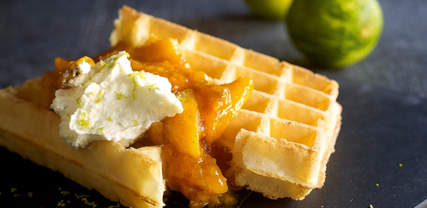 Gaufre de Bruxelles, compotée d'abricots et romarin, crème de mascarpone au citron vert