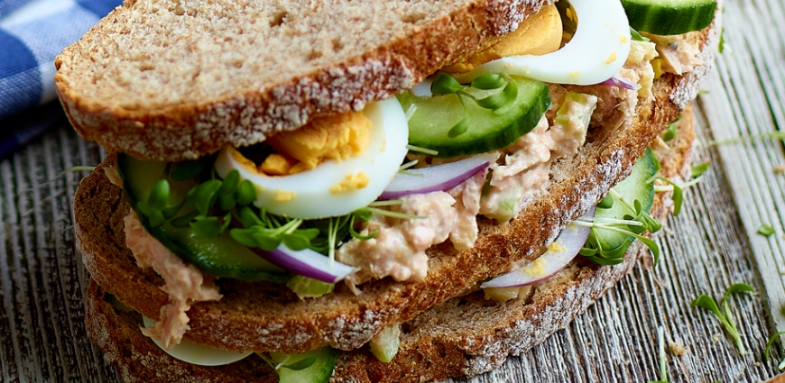 Tartine au saumon, céleri et pomme