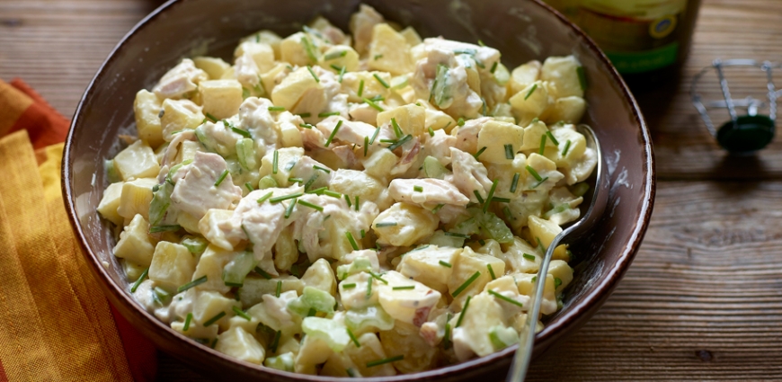 Salade de pommes de terre au poulet, pommes et cidre