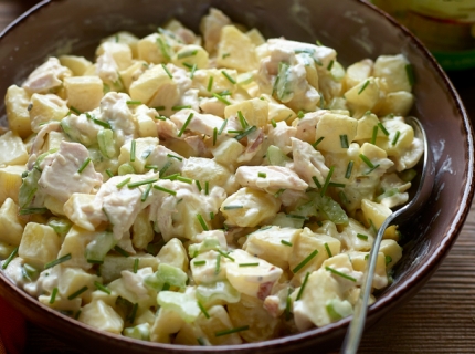 Salade de pommes de terre au poulet, pommes et cidre