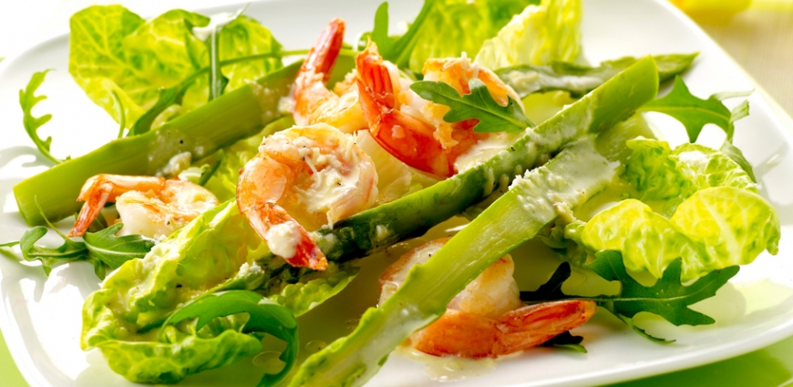 Salade parmesane aux scampis et aux asperges