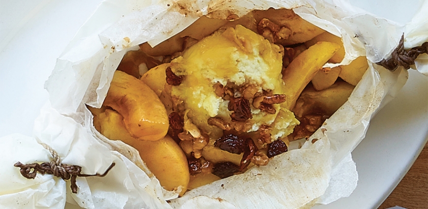 Papillote de pommes au fromage de chèvre et raisins secs