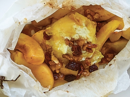 Papillote de pommes au fromage de chèvre et raisins secs