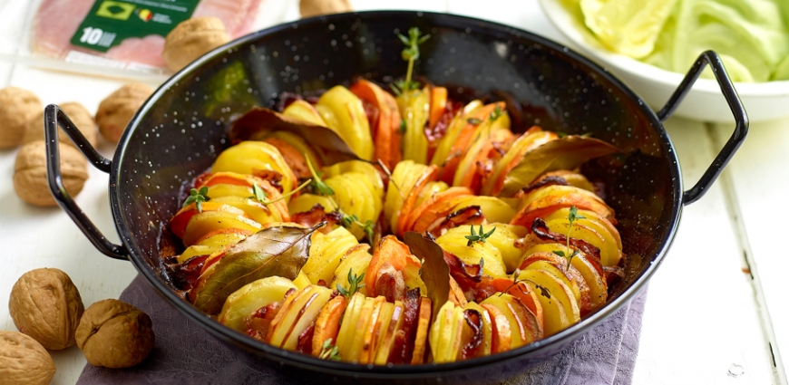 Pommes de terre, patates douces, lard croustillant et salade verte